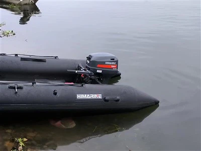 Надувная лодка с подвесным мотором длиной 3,6 м